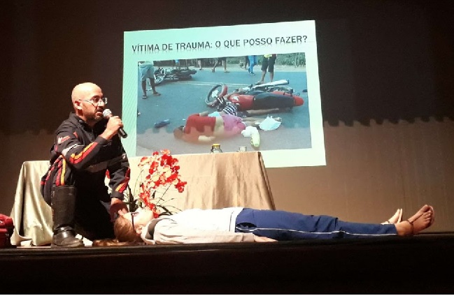 Socorrista do Samu dá palestra sobre primeiros socorros aos alunos da Escola Estadual Pedro Evangelista Diniz, em Ibirité. Foto: Arquivo/Escola